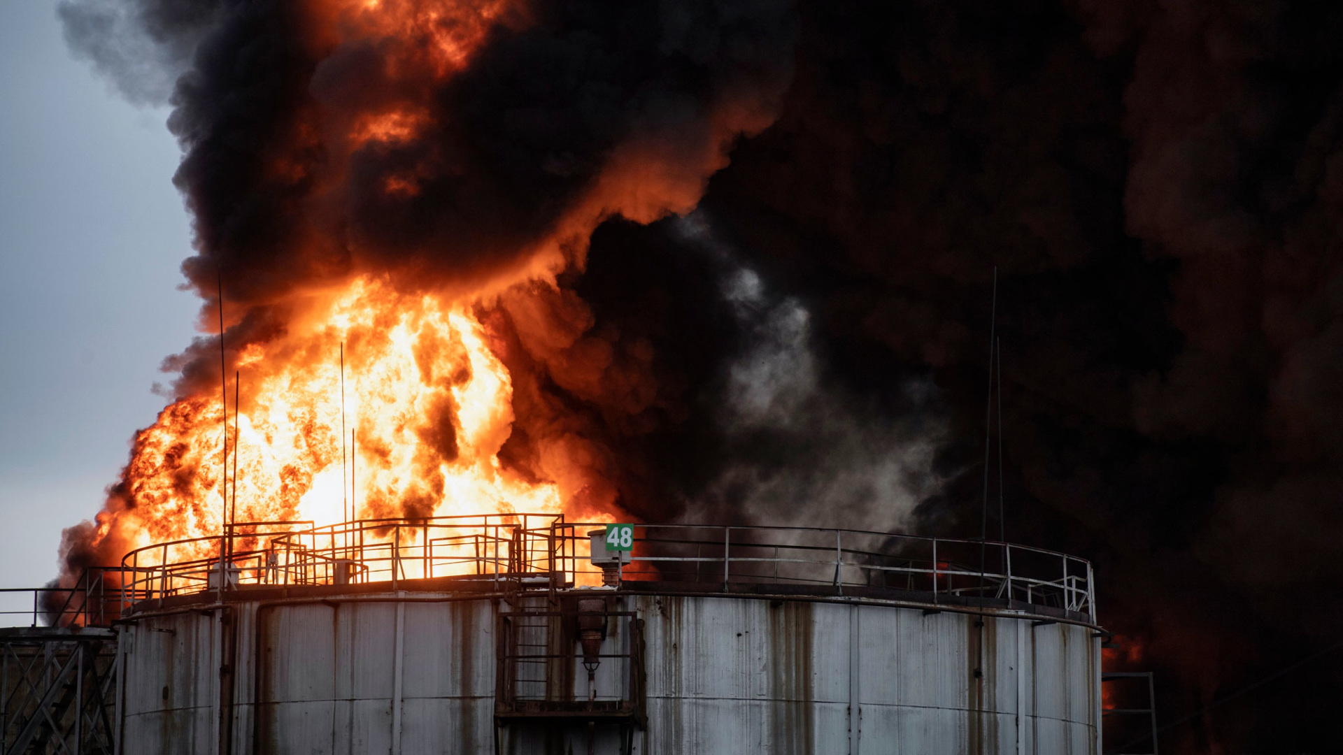 ВСУ нанесли удар по нефтебазе в Луганске