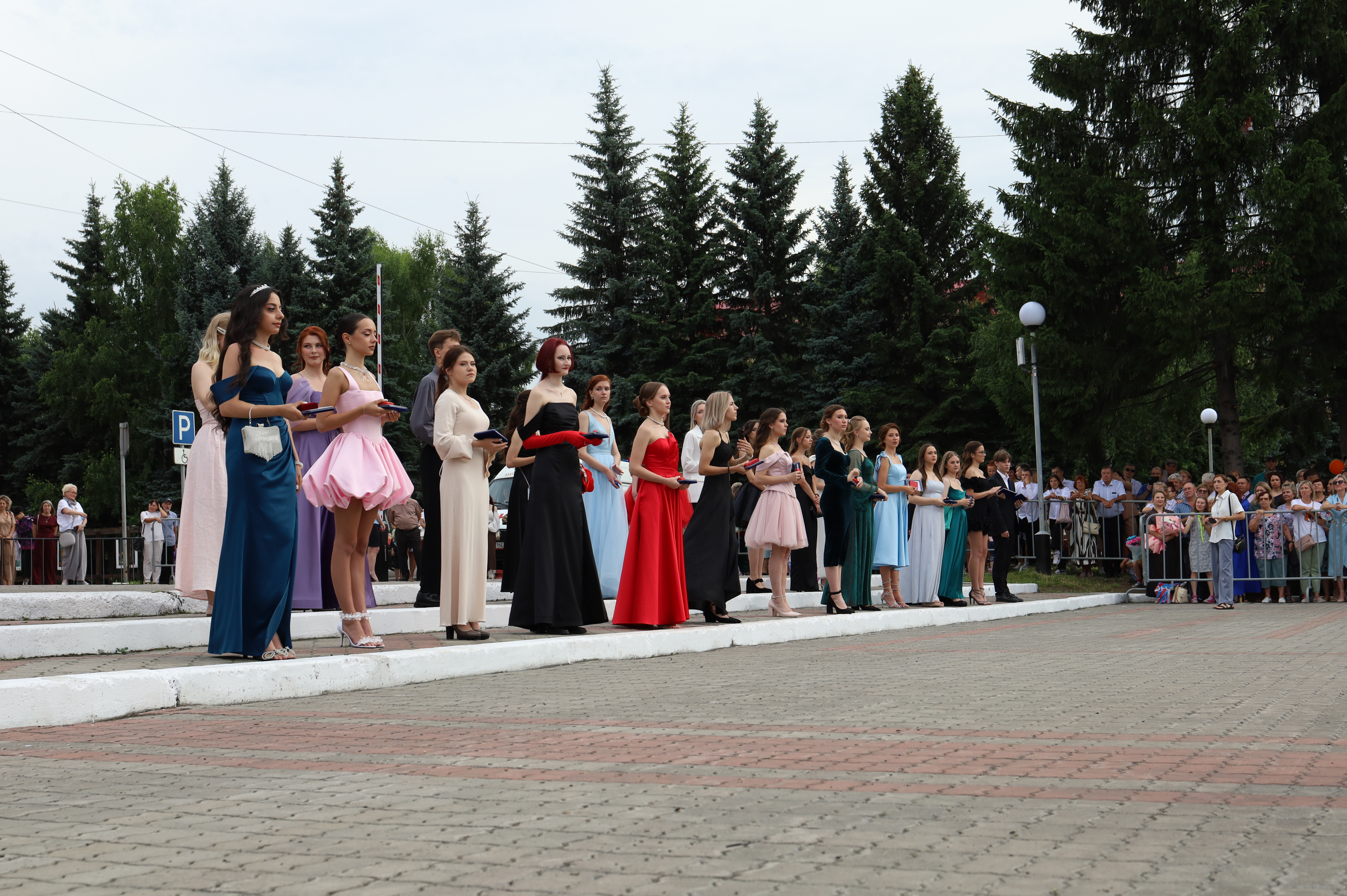 Для 9 265 кузбасских одиннадцатиклассников проходят выпускные балы