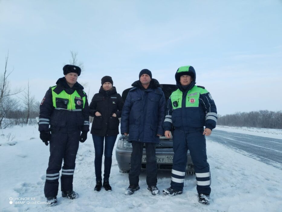 В Октябрьском районе полицейские спасли замерзающую семейную пару