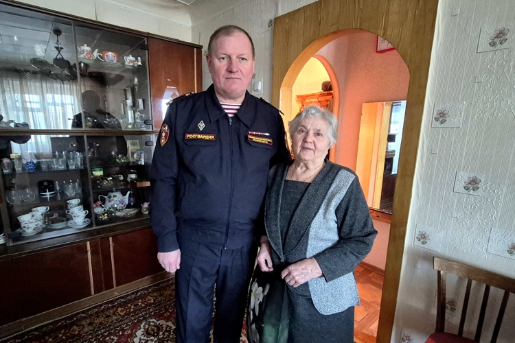 В Казани сотрудники Росгвардии поздравили ветерана Валентину Маркину с 82-летием со дня снятия блокады Ленинграда