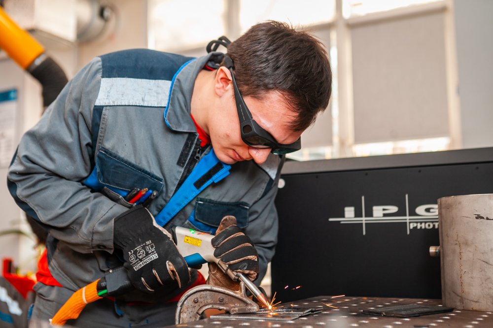 Сварочный выпрямитель мастер 252 проф foxweld накс. Швы сварщика накс. Специалист сварочного производства. Накс сварщика. Инженер сварочного производства.