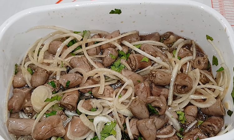 Вкусно замариновать сердечки. Курица с маринованным луком. маринованные куриные сердечки. маринованные куриные сердечки в уксусе. закуска из сердца говяжьего.