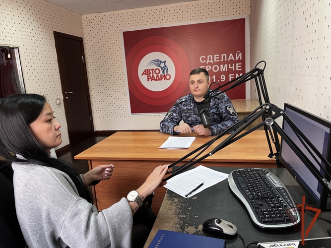 Инспектор ЛРР Росгвардии Тувы ответил на вопросы прямой линии на Авторадио Кызыл 