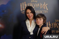 Алика Смехова с младшим сыном Макаром