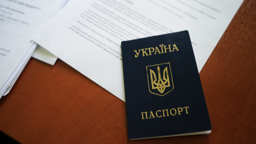 Военнообязанным украинцам перестанут выдавать паспорта за пределами страны
