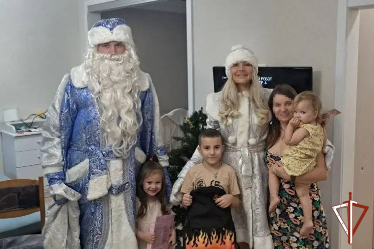 В Югре Дед Мороз специального назначения Росгвардии навестил семьи коллег