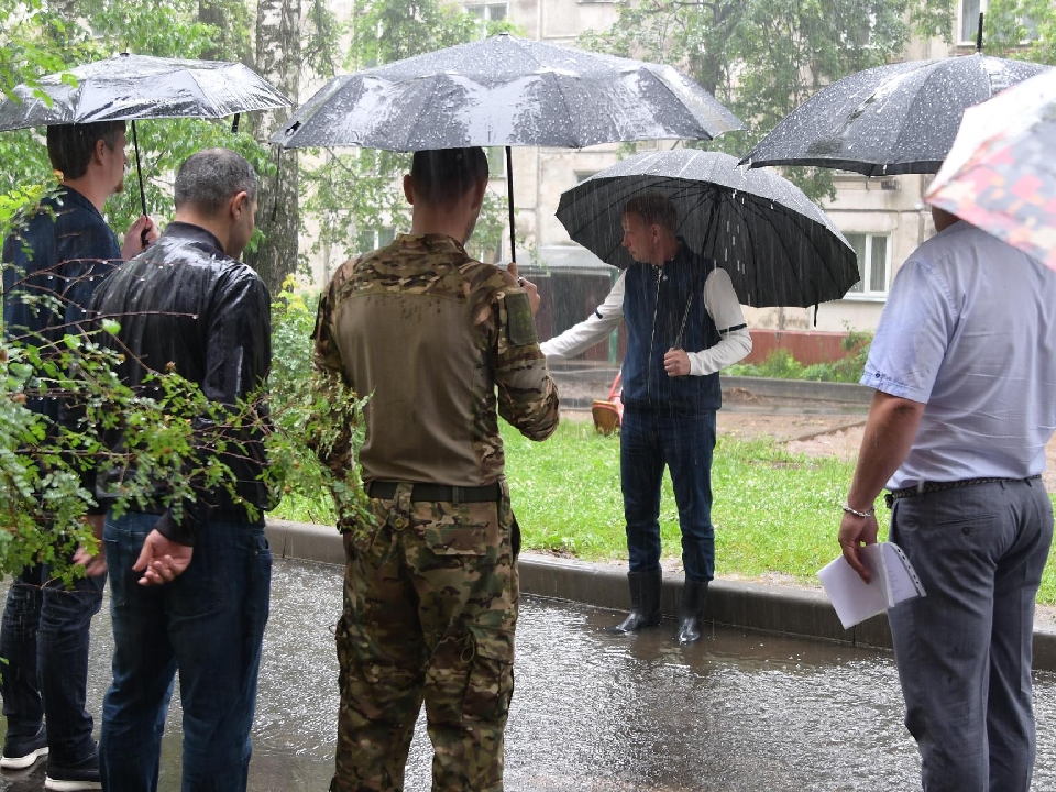 Глава Дмитрова в сапогах указал на ошибки подрядчика во дворах на улице Космонатов