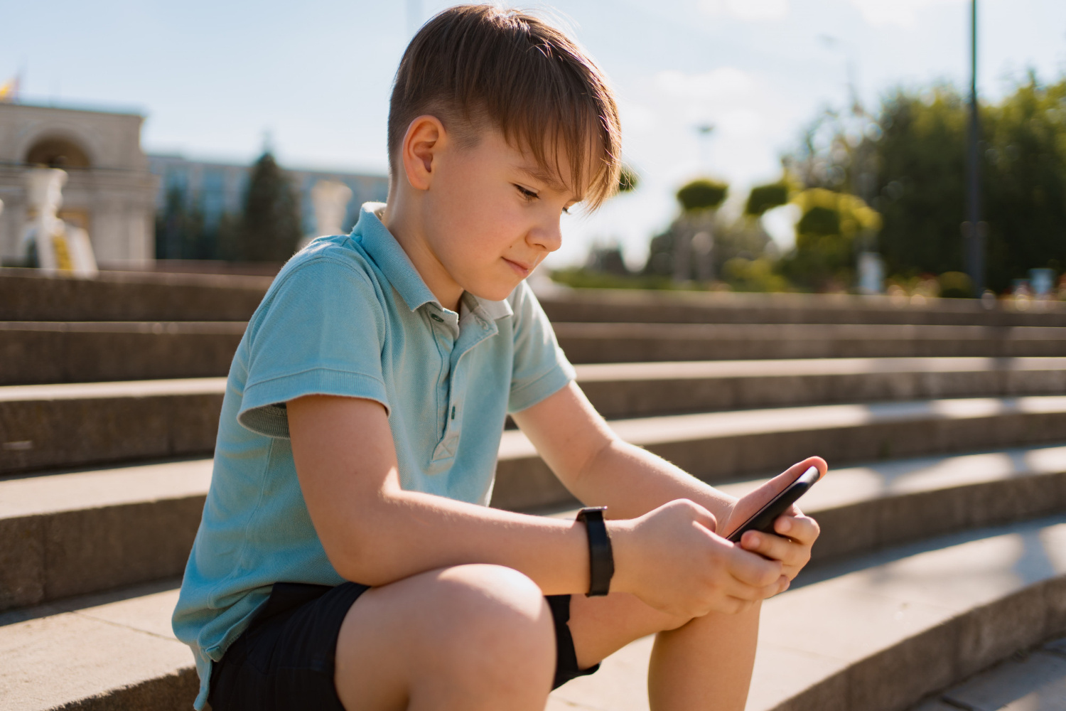 Sit and watch. Первоклассник за телефоном. Boy sitting.