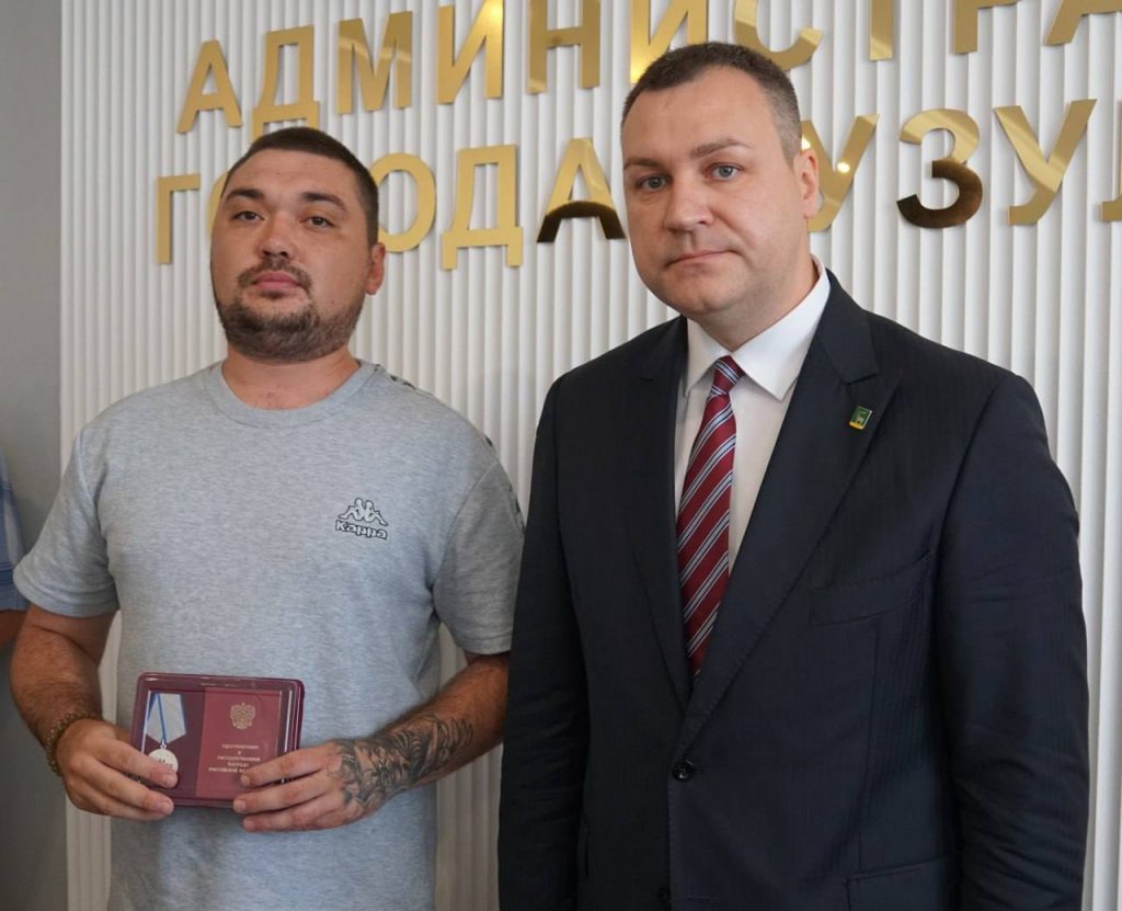 Глава Бузулука Владимир Песков вручил государственные награды жителям города – участникам специальной военной операции, фото 3