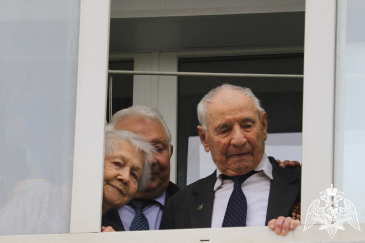 В Ставрополе офицер Росгвардии поздравила со 100-летним юбилеем ветерана Великой Отечественной войны 