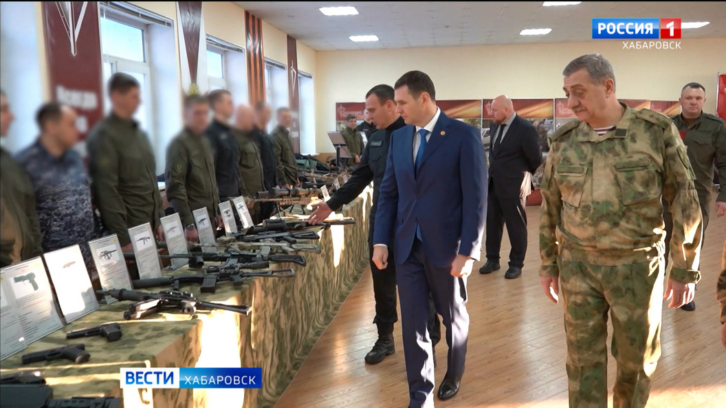 Дмитрий Демешин передал хабаровским росгвардейцам более 200 современных противоосколочных костюмов