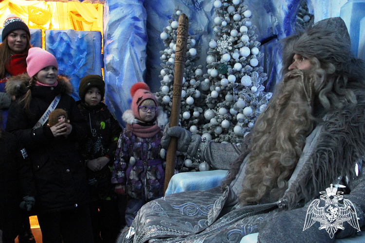 Росгвардия в Тюмени организовала сказочную встречу с Дедом Морозом для детей из семей погибших сотрудников