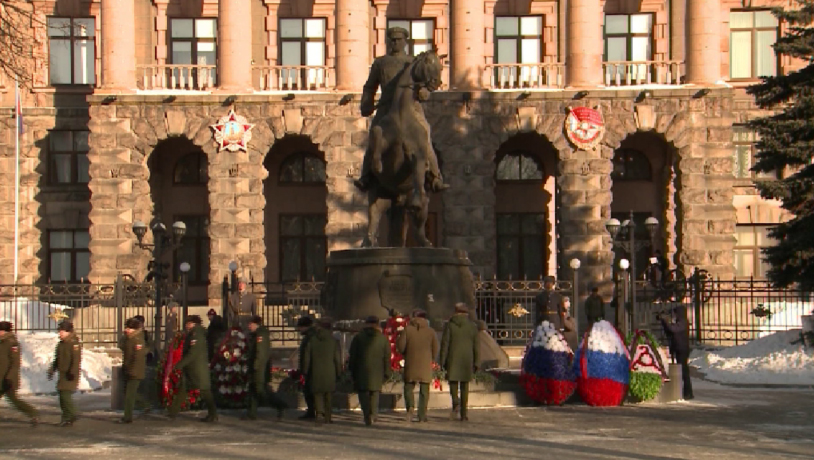 В Екатеринбурге возложили цветы к памятнику маршалу Георгию Жукову