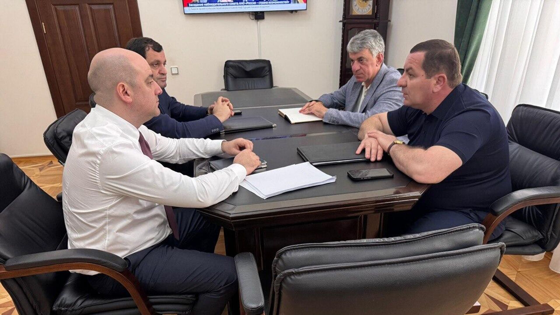 Главы СГБ, МВД и Генпрокуратуры обсудили ход расследования резонансных дел - Sputnik Абхазия, 1920, 27.05.2025