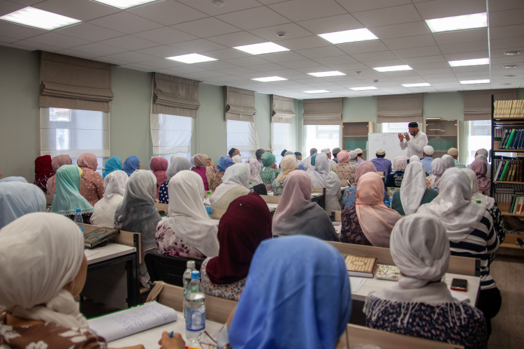 «Высшее образование — это хорошо, но надо дать и правильное воспитание. Кто-кто, а выпускники медресе и исламских институтов должны посвятить себя этой деятельности»