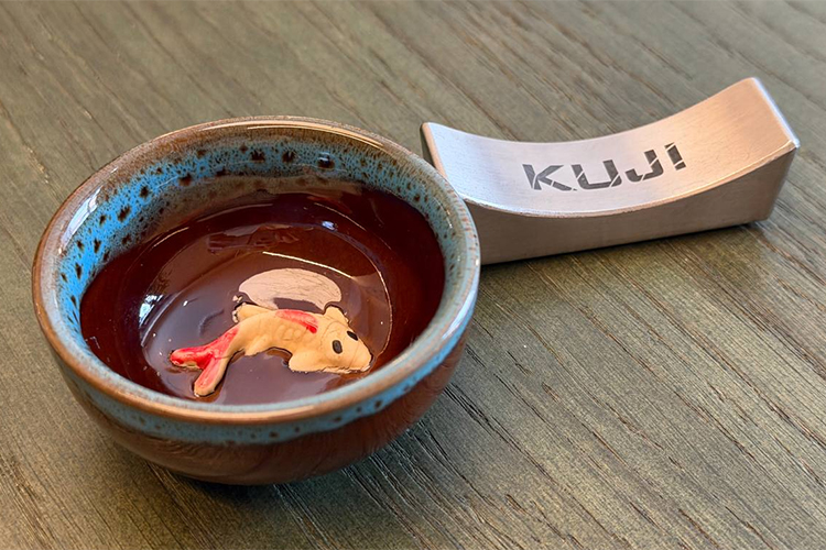 Соуснички с карпами умиляют — внутри каждой миниатюра фирменной рыбки