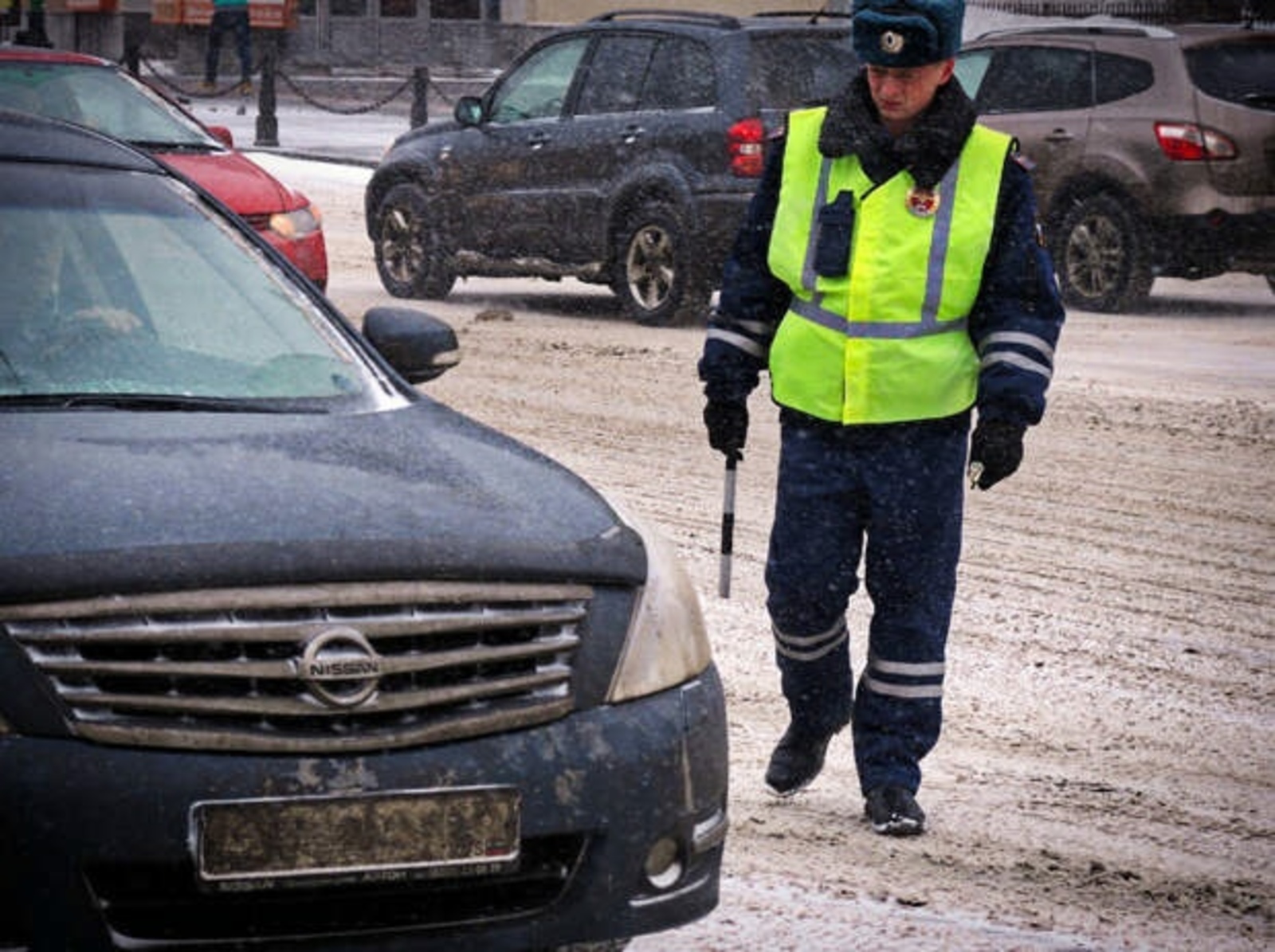 сколько дней можно ездить с просроченной страховкой. тинькофф аварийный комиссар желтый пикап.