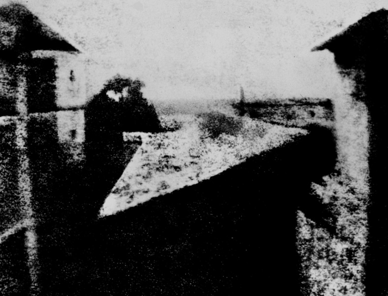 В 1826 году французом Жозефом Нисефором Ньепсом была запечатлена первая фотография в мире под простым названием «Вид из окна»