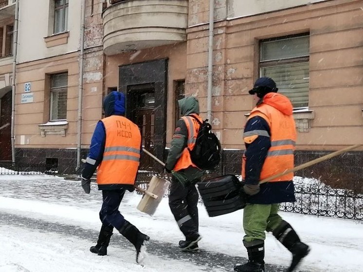 В Петербурге проверили качество уборки снега с остановок городского транспорта