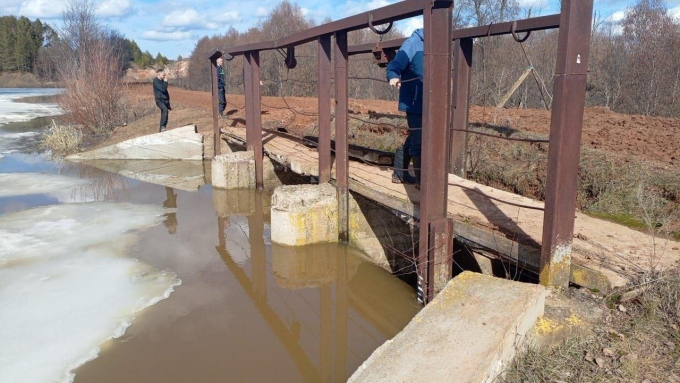 На плотине пруда в Можгинском районе Удмуртии обрушилась стенка шахты водосброса