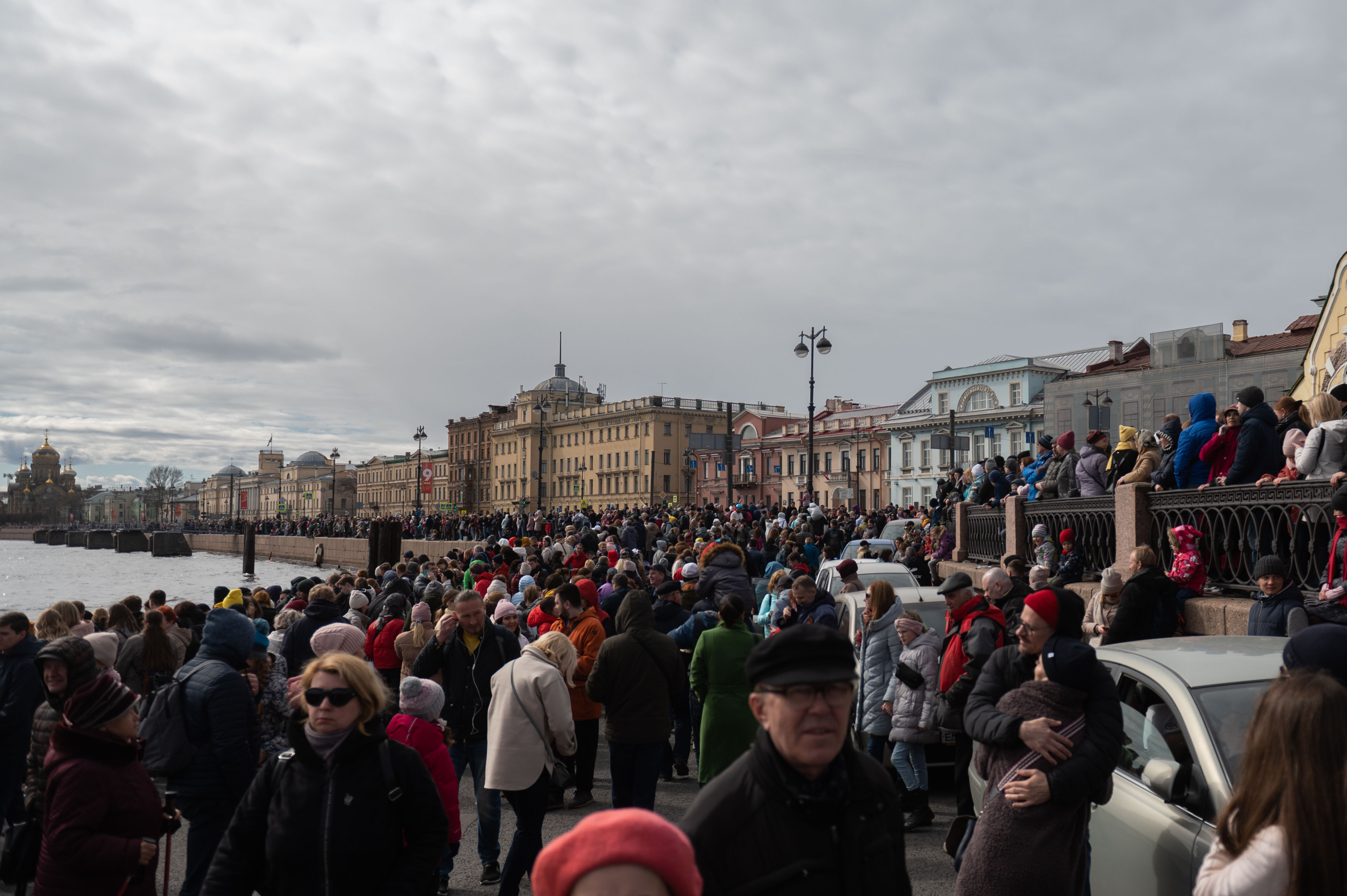 Города после санкт петербурга. Туристы в Петербурге. Питер в марте.