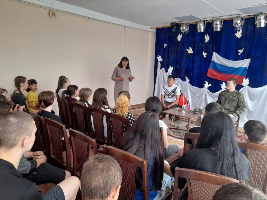 В Астраханской области участник СВО встретился с воспитанниками центра “Вера”