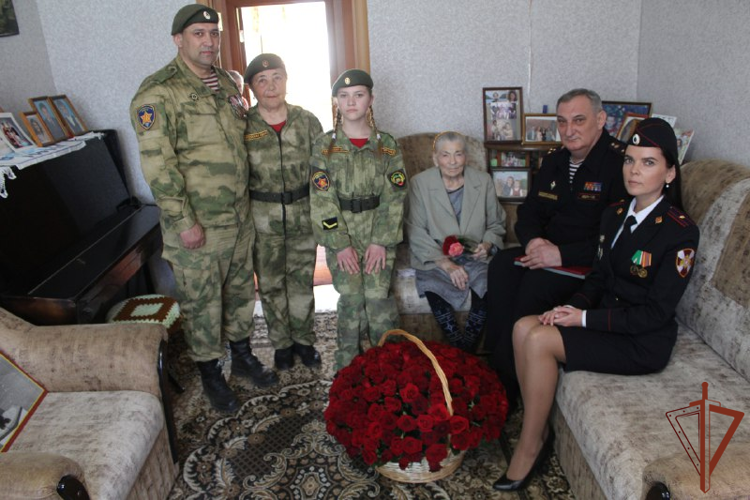 Директор Росгвардии генерал армии Виктор Золотов поздравил со 100-летием легендарную фронтовую регулировщицу Марию Лиманскую