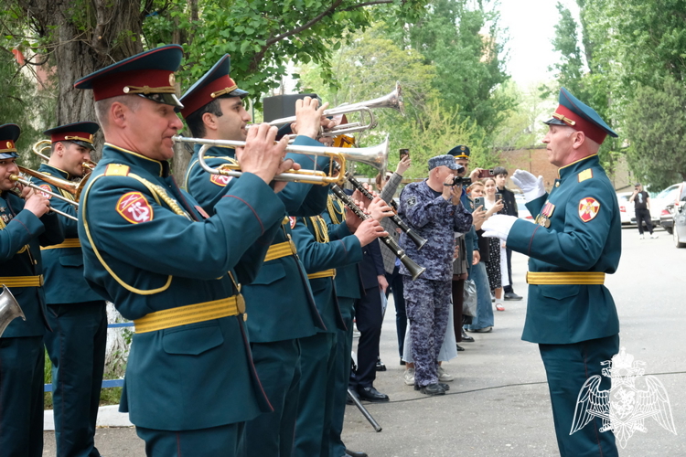 Росгвардия поддержала акцию «Парад у дома ветерана» в Дагестане