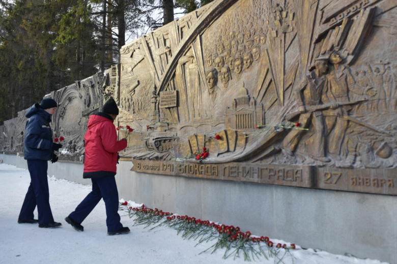 Участники церемонии возложения цветов по случаю годовщины освобождения Ленинграда от фашистской блокады, Екатеринбург