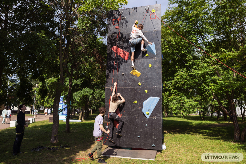 Скалодром на ITMO Family Day. Фото: Дмитрий Григорьев / ITMO NEWS 