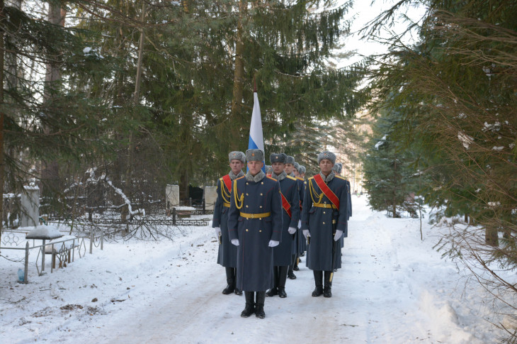 Почетный караул у могилы академика Лаврентьева