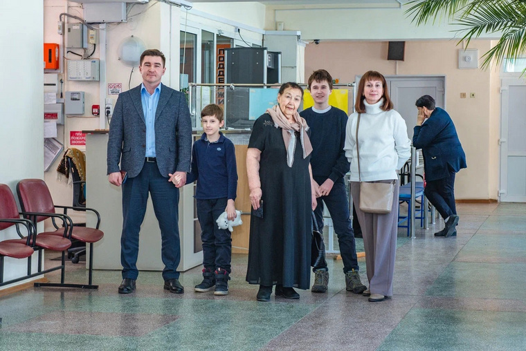 На выборы президента Сергей Таскаев пришел с мамой, супругой и детьми