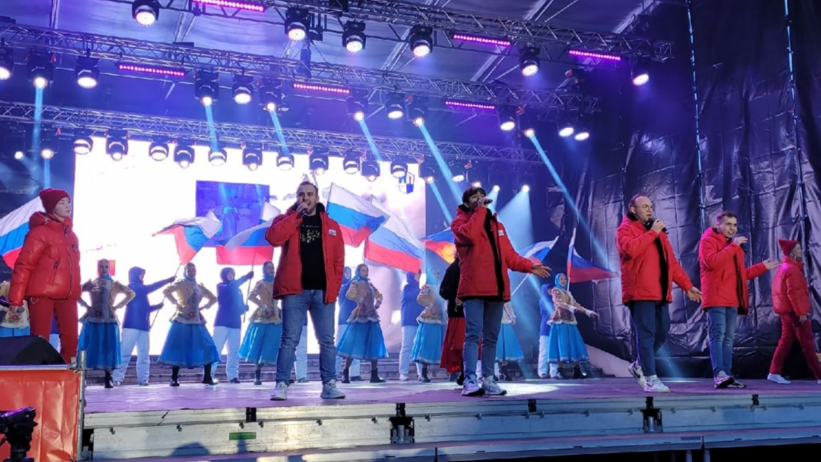 На праздничном концерте выступили. Концерты в Мурманске. Концерт посвященный народному единству. 4 Ноября 2022 концерт. Концерт на 5 углах Мурманск.