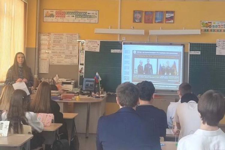В Оренбурге росгвардейцы провели урок мужества для учащихся средней общеобразовательной школы 
