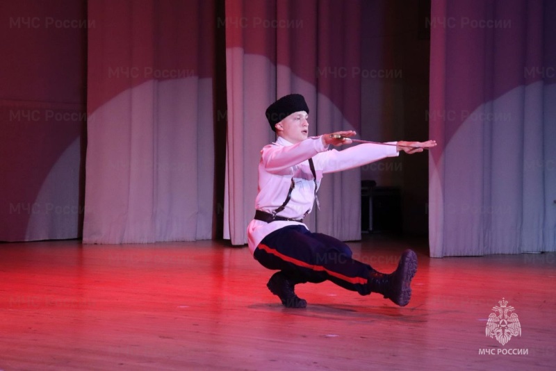 Сотрудники регионального МЧС вручили выпускникам дипломы об образовании