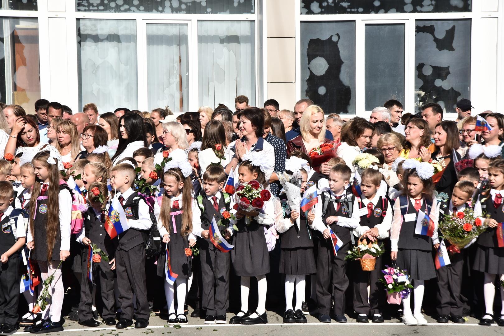 Школьная линейка 1 сентября фото 44 школа полысаево старшие классы. Школьная линейка 2024 сентябрь во сколько. 1 сентября день знаний. Школа 33 курган. Школьная линейка 2024 сентябрь во сколько.