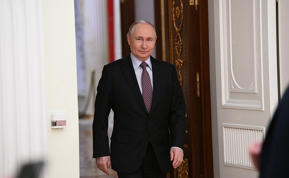 Перед началом встречи с Президентом Казахстана Касым-Жомартом Токаевым.