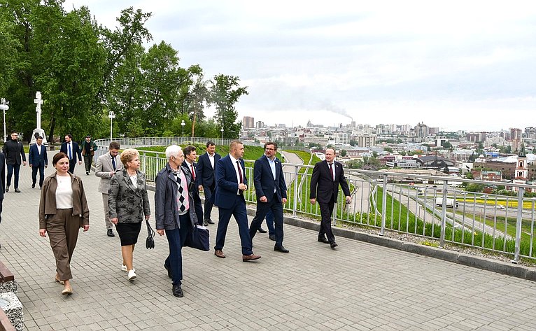 Сенаторы посетили парк в Барнауле в рамках рабочей поездки в Алтайский край