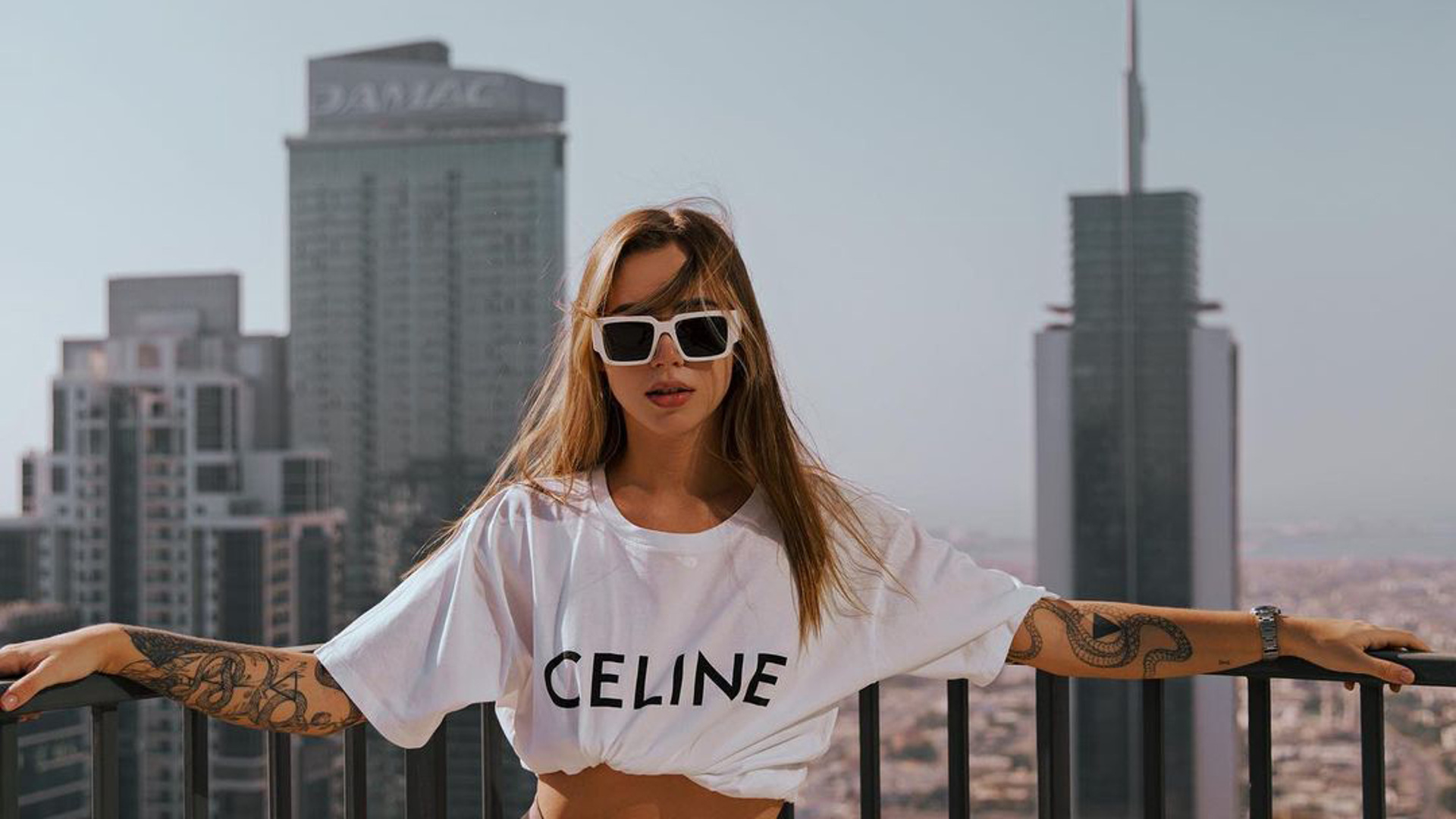 блоггеры платят налоги. блоггеры платят налоги. налог на блоггеров. блоггер в библиотеке. налоги с ютуберов.