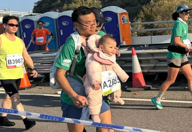 Бегуна с младенцем на руках дисквалифицировали на марафоне в Гонконге