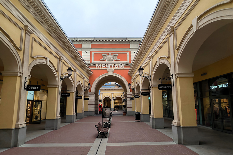 Сейчас в стране работает всего 8 аутлетов: пять в Москве, два в Санкт-Петербурге и один в Екатеринбурге (на фото: «Outlet Village Пулково»)