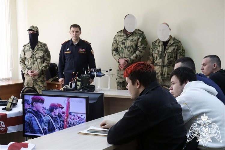 В Шуе студенты выпускных курсов встретились с представителями Росгвардии