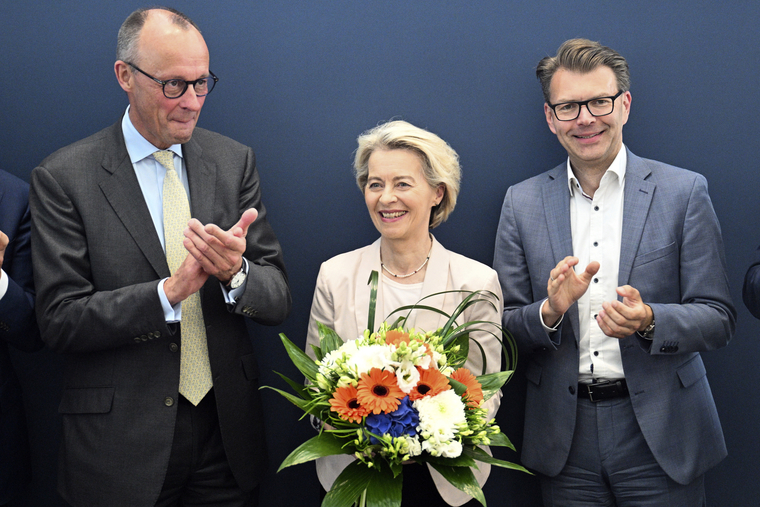 В этом году лидирует Европейская народная партия (EPP, «Христианские демократы»), она поддерживает действующего главу Еврокомиссии Урсулу фон дер Ляйен. 