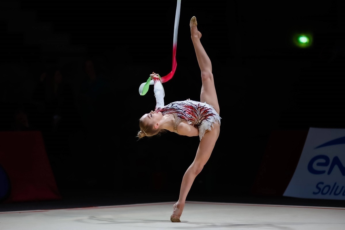 Попова победила на турнире по художественной гимнастике в Дубае
