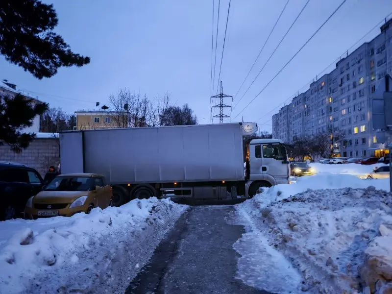 Жители нижней зоны Академгородка пожаловались на длинномеры, которые привозят продукты в супермаркет «Ярче» на улице Иванова в утренний час пик и перекрывают тротуар.
