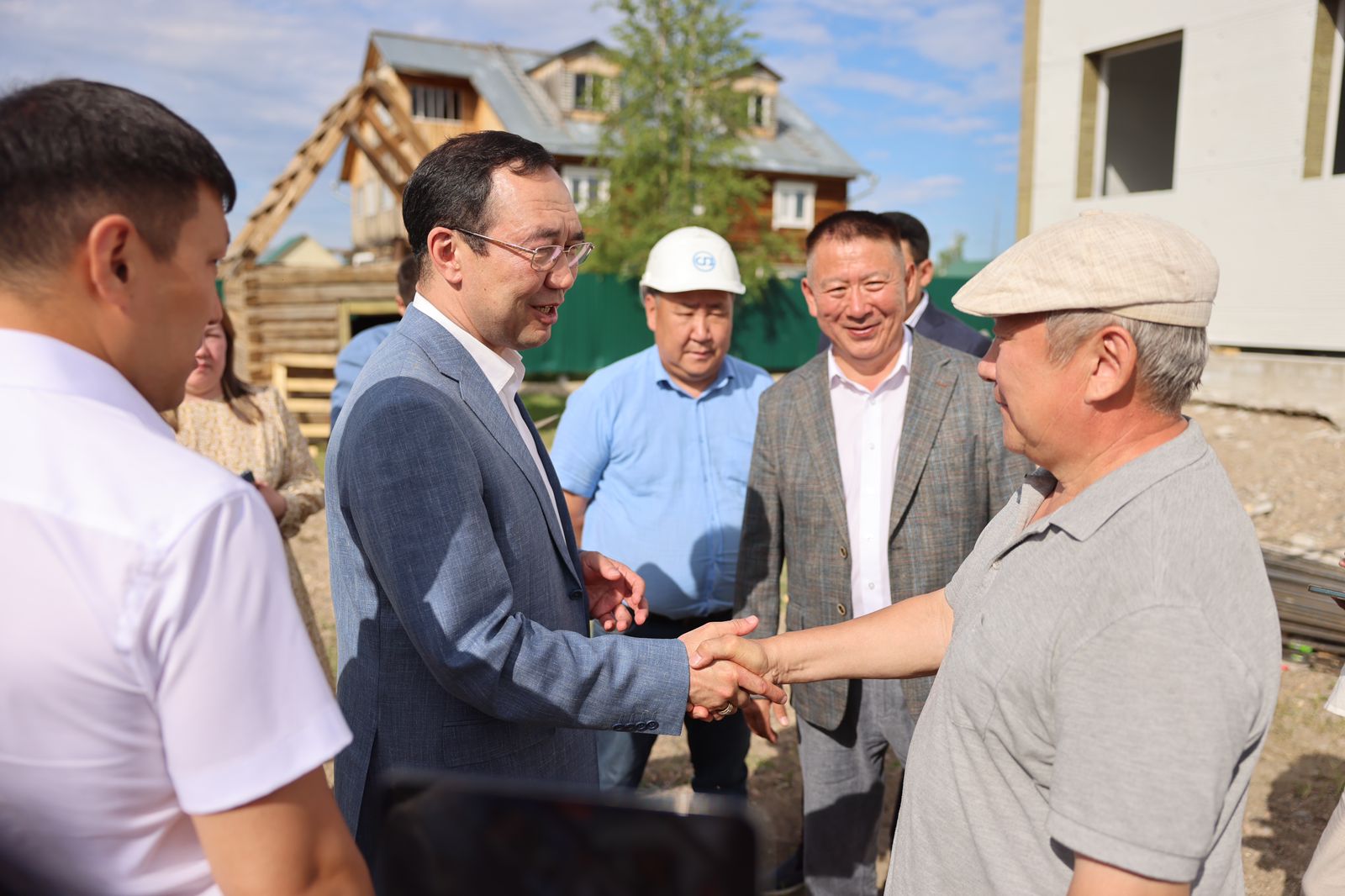 Глава Якутии проверил ход строительства социальных объектов в селе Кэнтик Верхневилюйского района
