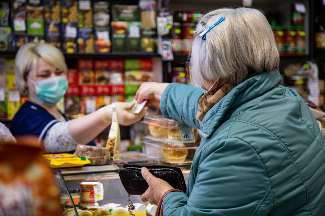 Несколько продавцов. Свой продуктовый магазин. Кассир ворует. 2 Кассирши. ТК пищевой.