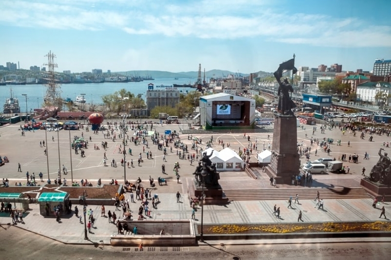 Площадь владивостока. Владивосток площадь. Центральная площадь Владивостока. Владивосток красивые места. Театральная площадь Владивосток.