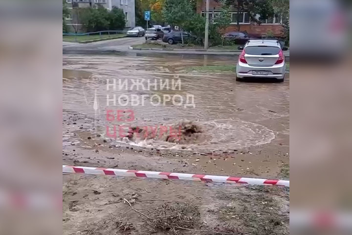 Водопад в зеленом городе нижегородская область. Вода в подъезде. Нижний новгород прорыв трубы. Прорыв трубы в московском районе города нижний новгород. Прорыв трубы в нижнем новгороде.