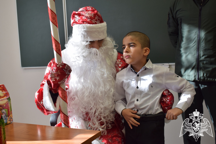 В Дагестане Дед Мороз специального назначения поздравил с Новым годом детей-сирот